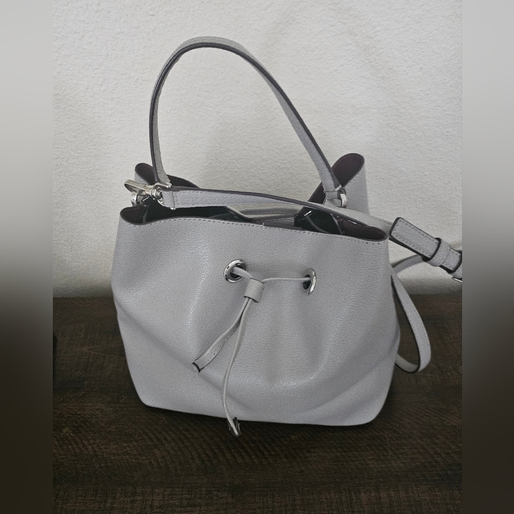 Kate Spade New York Grey Pebbled Leather Adgustible Strap Bucket Bag Crossbody. - Picture 4 of 14